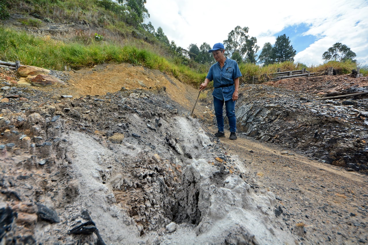 En el corregimiento de Golondrinas, en Cali, existe una antigua mina de carbón que se encuentra en combustión, desde hace 100 años, generando preocupación por su impacto ambiental. Comunidad pide más acciones por parte de CVC. Foto Jorge Orozco