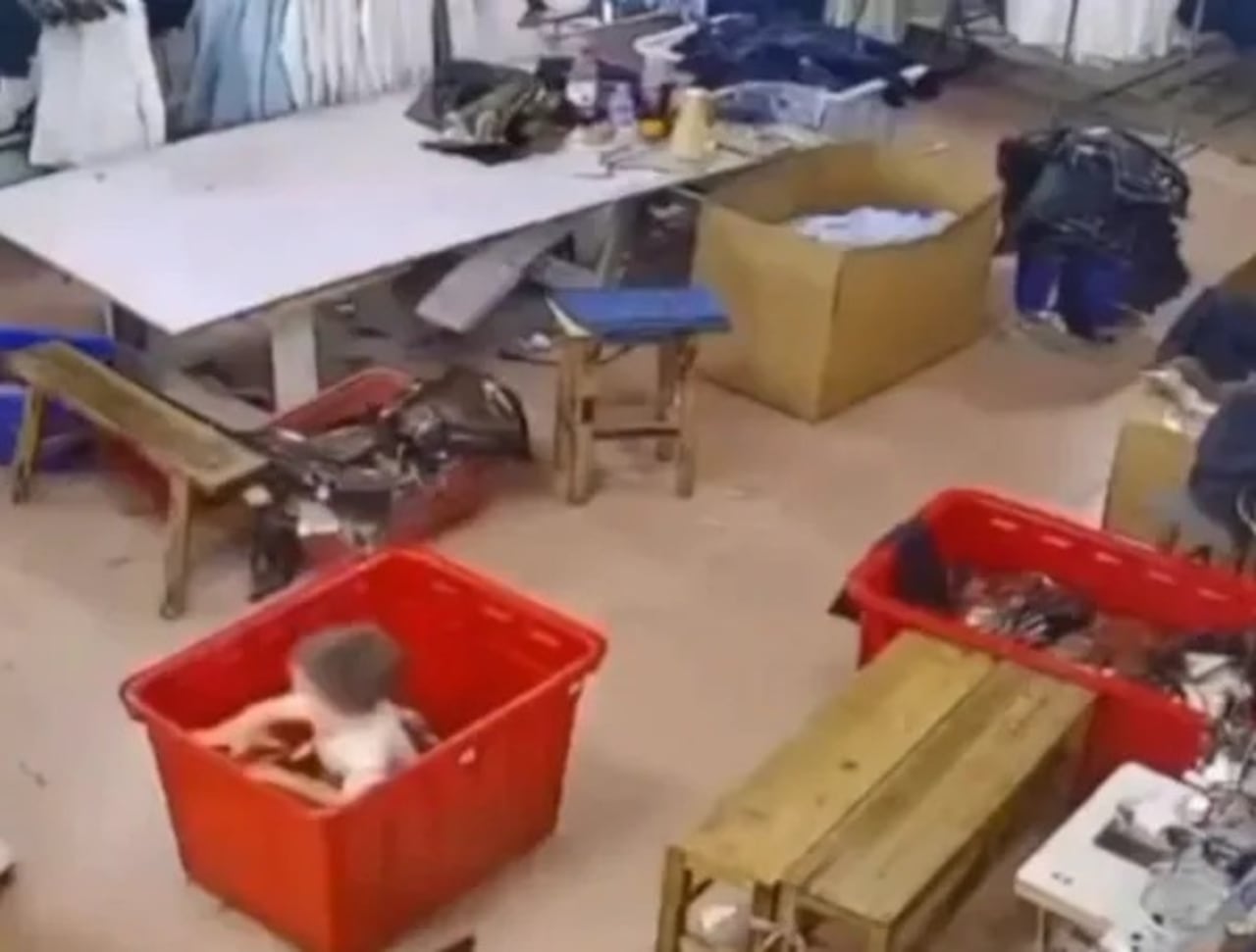 Niño muere al caer en cesta de ropa.