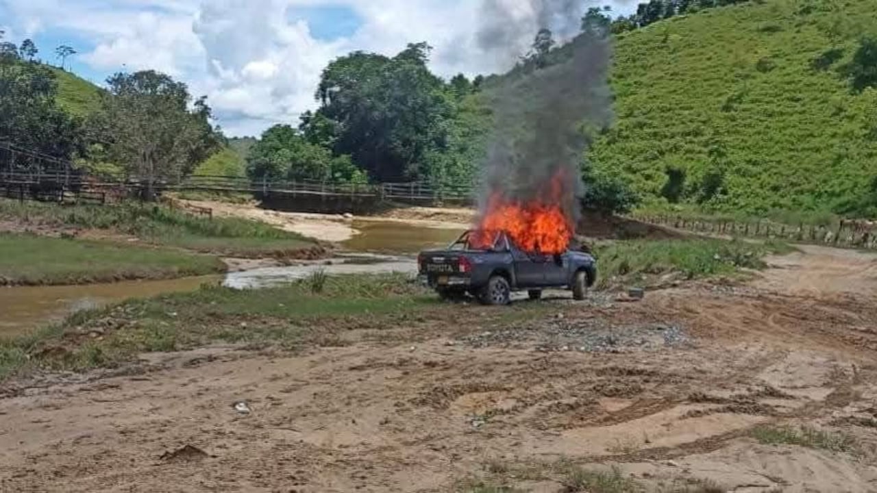 El vehículo en el que se transportaban los cuatro ciudadanos fue incinerado.