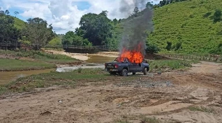 El vehículo en el que se transportaban los cuatro ciudadanos fue incinerado.