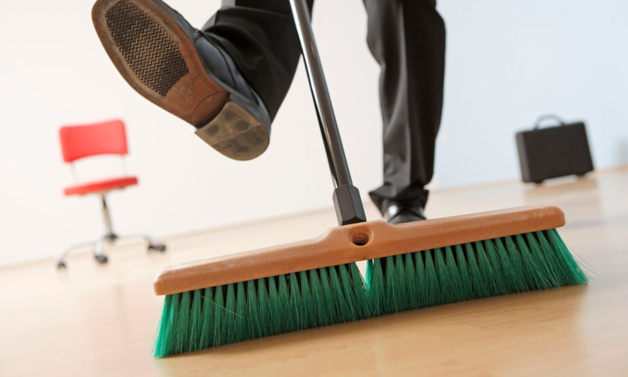 Quitar pelusas de la escoba.