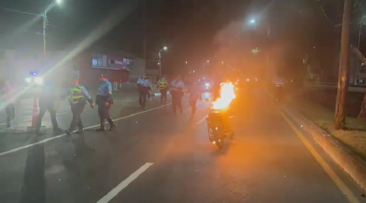 Una motocicleta fue quemada para que el procedimiento no fuera realizado.