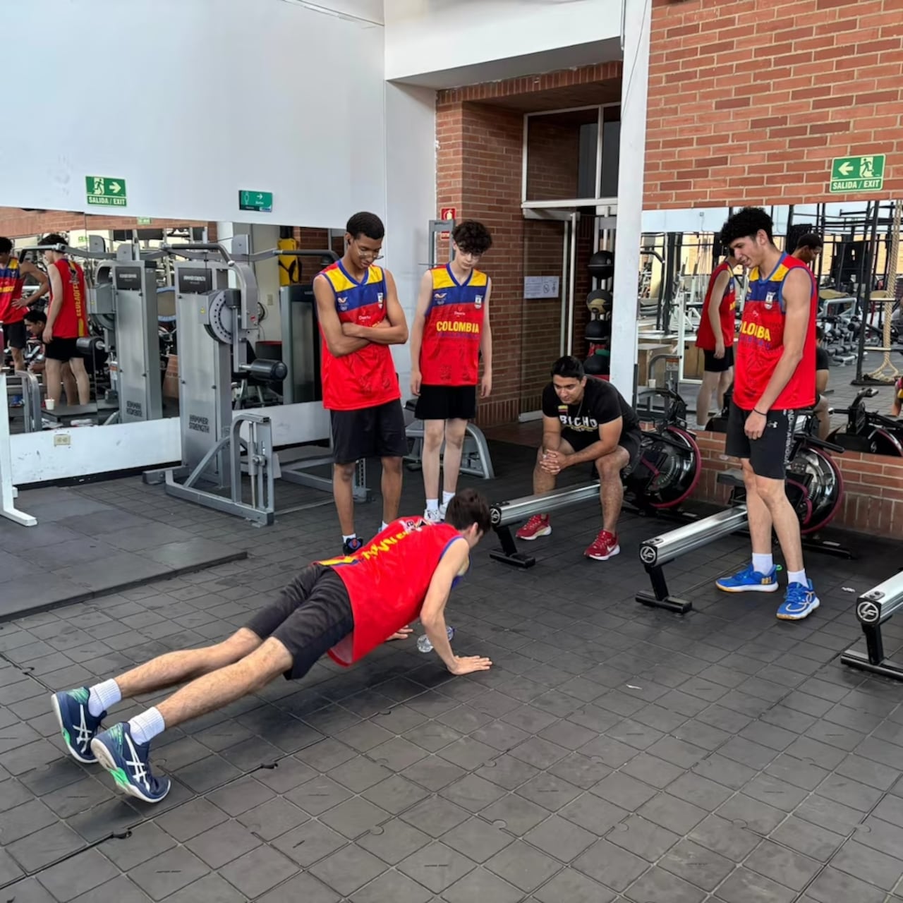 Parte del equipo nacional de Voleibol Sub-17 durante un entrenamiento.