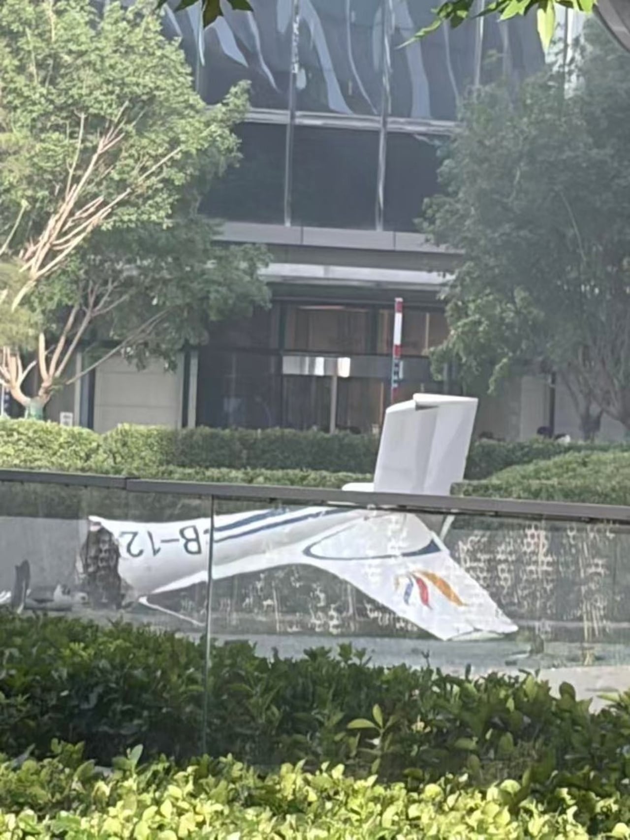 La avioneta quedó totalmente destruida al chocar contra el rascacielos.