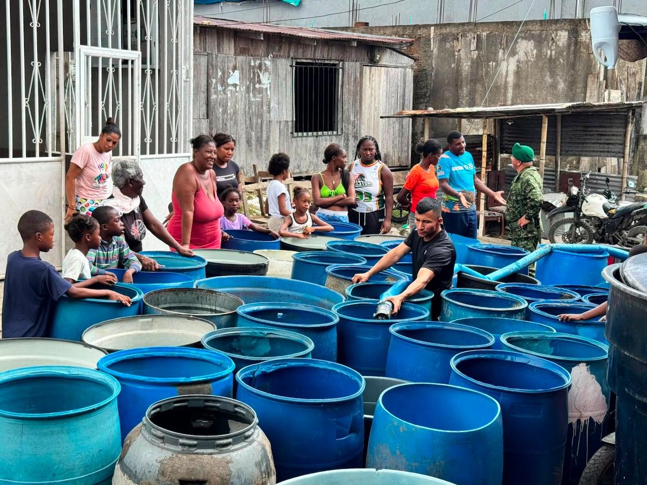 Madres, adultos mayores y niños reciben con esperanza el agua esencial que garantiza la vida, gracias a la acción solidaria y humanitaria del Ejército Nacional.