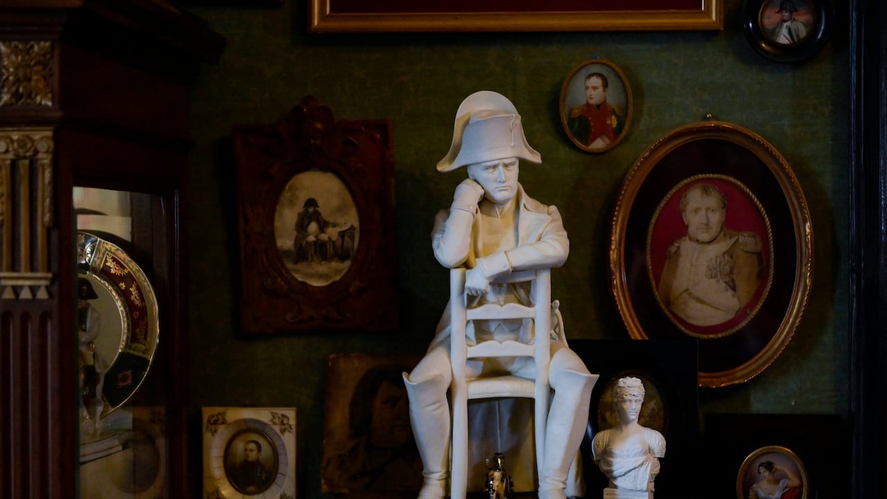 En Rusia no son pocos los coleccionistas de toda suerte de objetos, representaciones, retratos y documentos del Corso. Aquí, algunos tesoros de Alexander Vikhrov, uno de los más importantes.