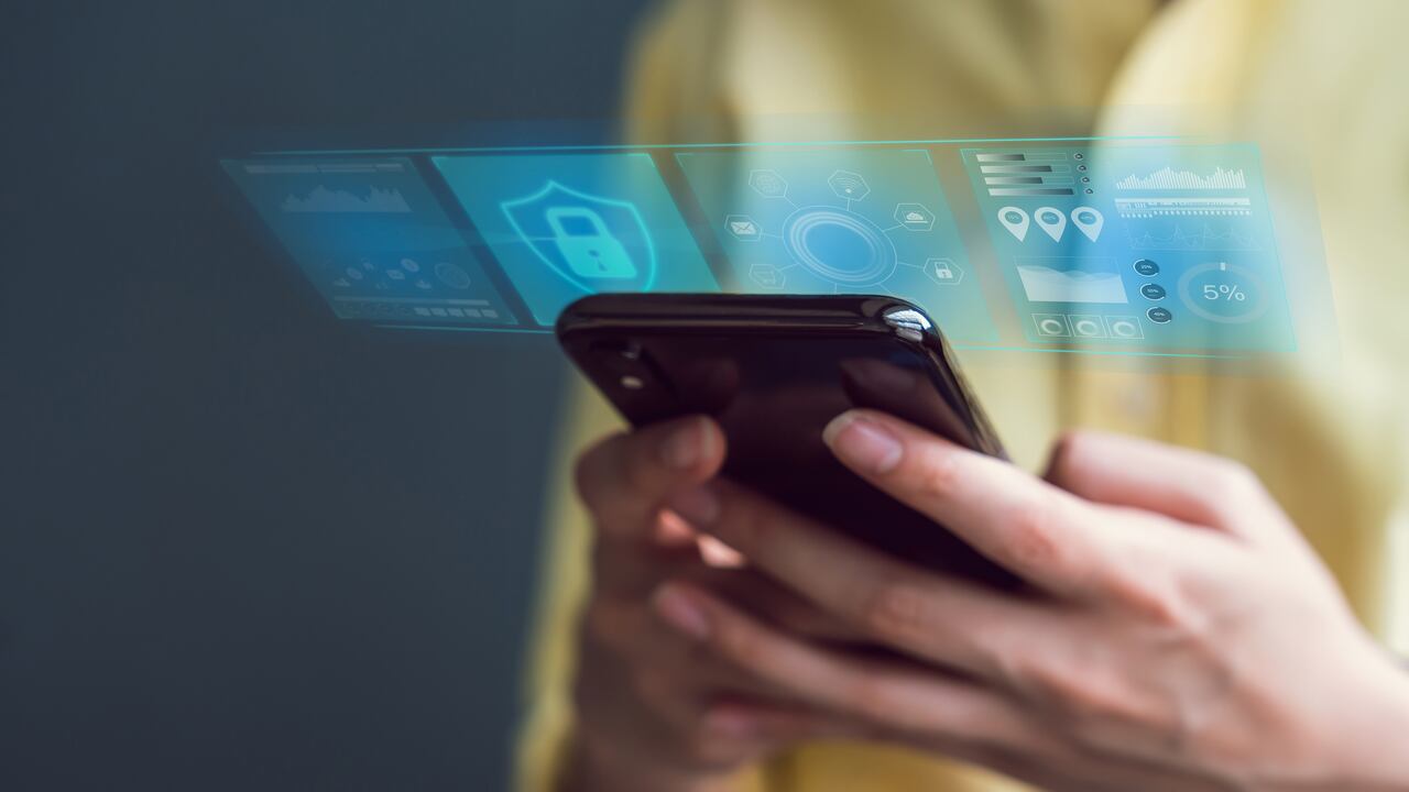 Concepto de tecnología con internet y redes de seguridad cibernética, mano de mujer con teléfono inteligente, icono de candado de pantalla en pantalla digital.