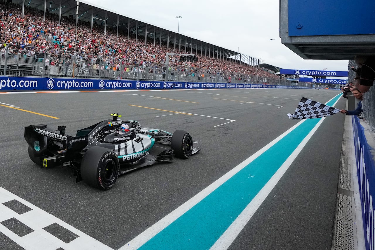 El extenista español Rafael Nadal (derecha) ondea la bandera a cuadros para el piloto italiano de Mercedes, Kimi Antonelli, durante el Gran Premio de Fórmula 1 de Miami 2026 en el Autódromo Internacional de Miami en Miami Gardens, Florida, el 3 de mayo de 2026. (Foto de Rebecca Blackwell / POOL / AFP)