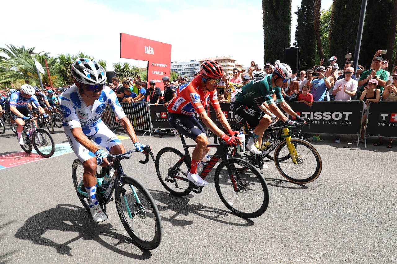 Santiago Buitrago parte al lado de Enric Mas en una etapa de la Vuelta a España 2026.