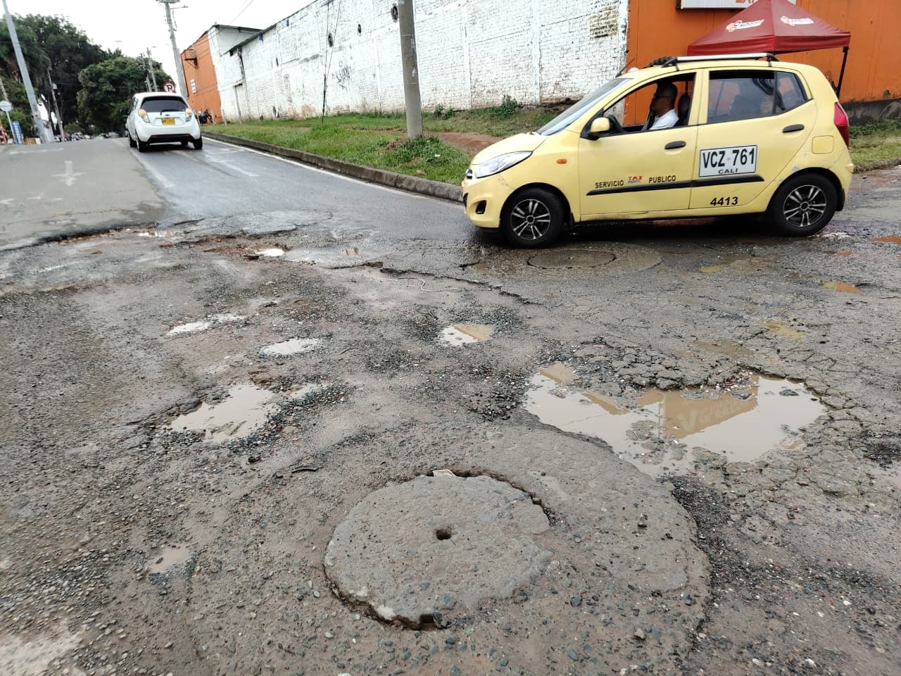Habitantes aseguran que los huecos en la vía representan un riesgo constante para la seguridad vial.