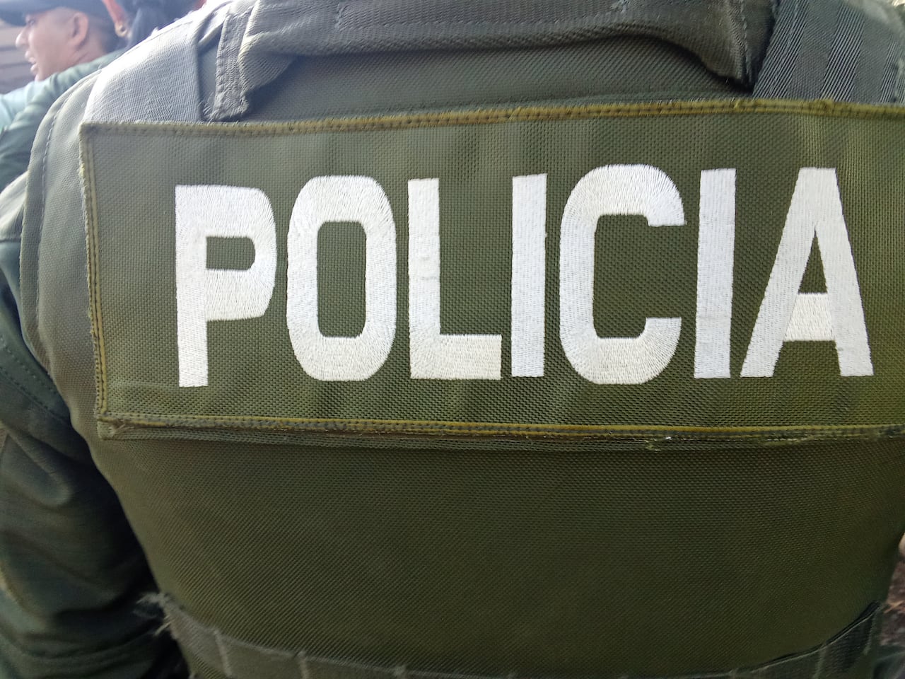 La Policía ha reiterado su compromiso con la protección de niños, niñas y adolescentes en el Cauca, señalando que mantiene operativos permanentes de prevención y control en zonas priorizadas para evitar el reclutamiento forzado y otros delitos que vulneran sus derechos. A través de estrategias de vigilancia comunitaria, acompañamiento institucional y campañas de sensibilización, la institución trabaja de manera articulada con autoridades locales y organismos nacionales e internacionales para identificar riesgos, fortalecer entornos seguros y garantizar la atención oportuna a posibles casos que afecten a la niñez en el departamento.