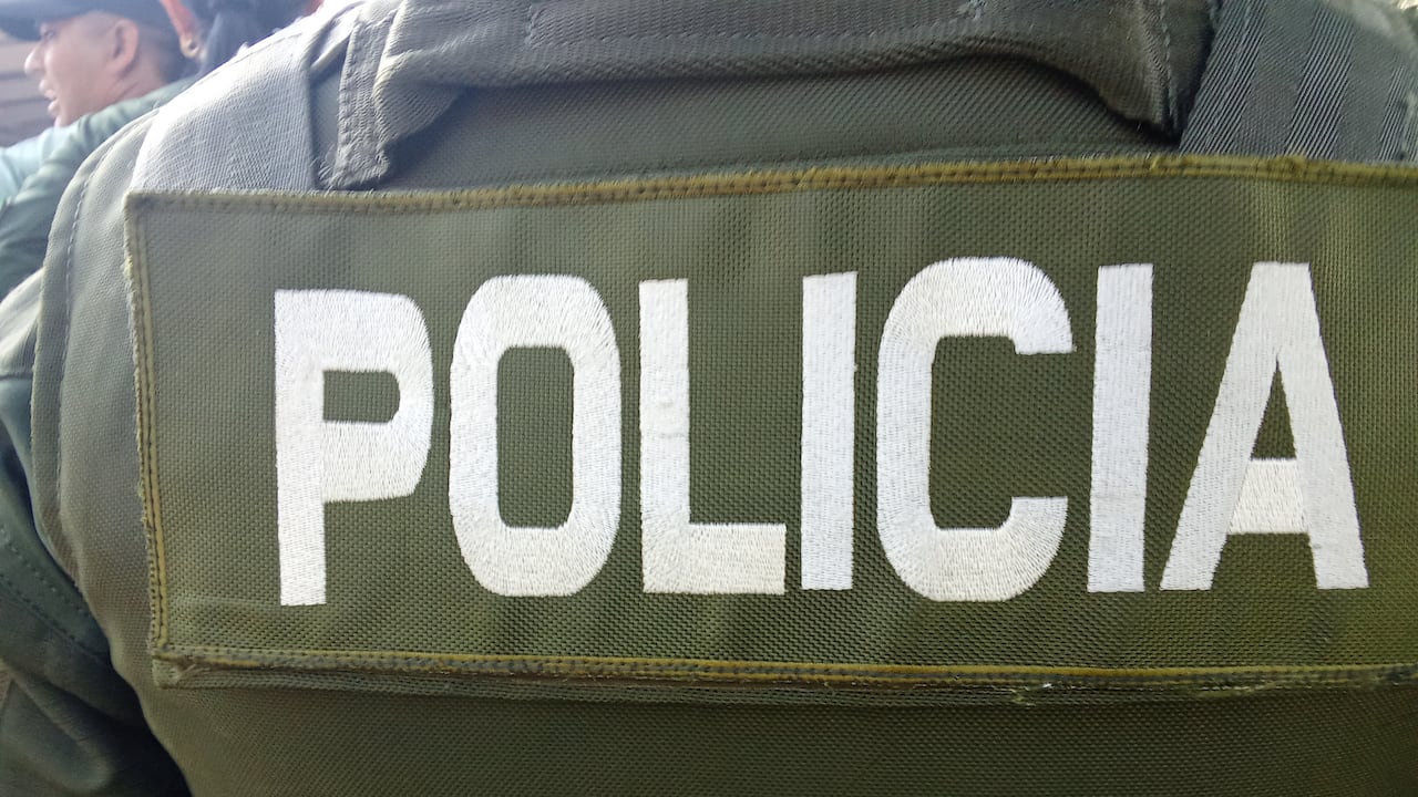 La Policía ha reiterado su compromiso con la protección de niños, niñas y adolescentes en el Cauca, señalando que mantiene operativos permanentes de prevención y control en zonas priorizadas para evitar el reclutamiento forzado y otros delitos que vulneran sus derechos. A través de estrategias de vigilancia comunitaria, acompañamiento institucional y campañas de sensibilización, la institución trabaja de manera articulada con autoridades locales y organismos nacionales e internacionales para identificar riesgos, fortalecer entornos seguros y garantizar la atención oportuna a posibles casos que afecten a la niñez en el departamento.