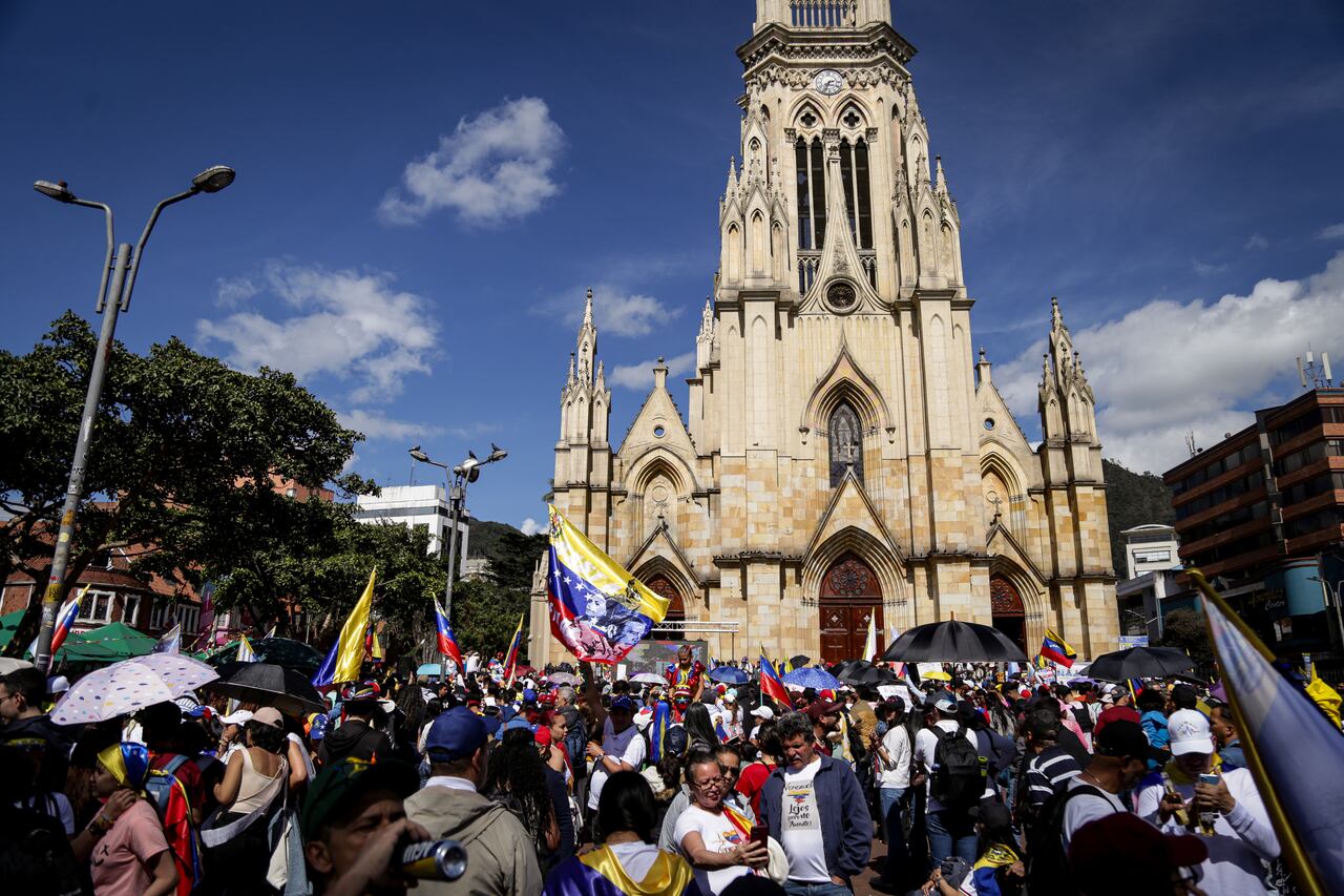 Cientos de ciudadanos venezolanos se manifiestan en la Plaza de Lourdes para exigir la salida de Nicolás Maduro de la presidencia. (Colprensa)