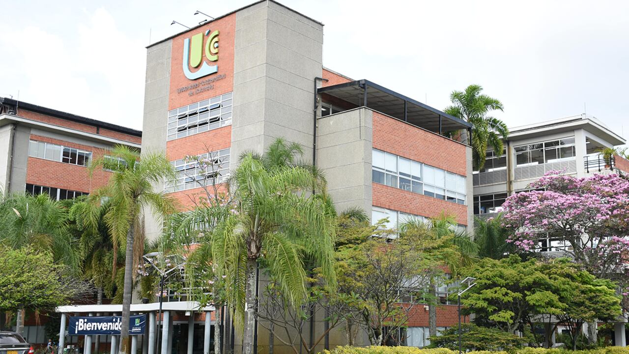 El programa ofrece la posibilidad de cursar doble titulación con la carrera de Derecho, así como de obtener una homologación del 50% en el plan de estudio y, a su vez, dos títulos profesionales de manera simultánea.