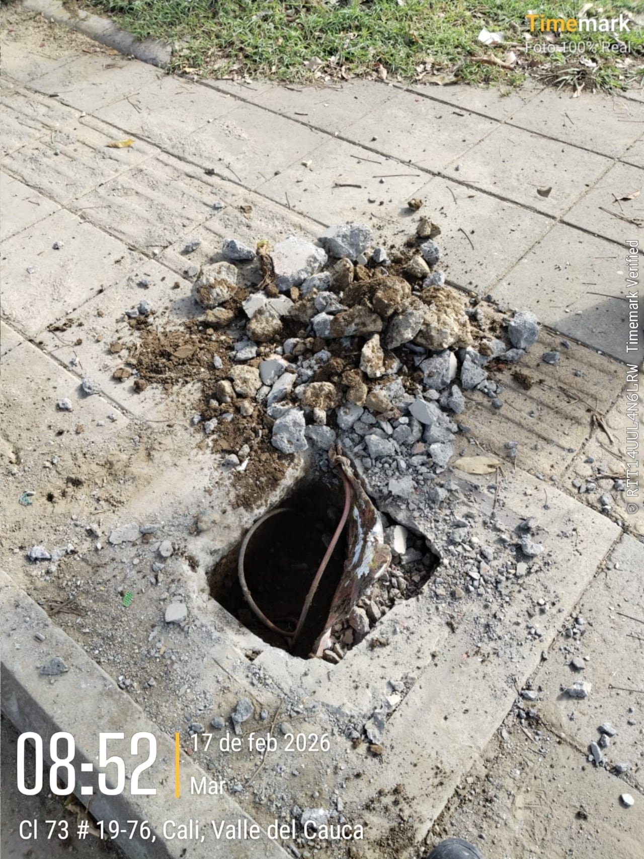 Algunas de las cajas que almacenan el cableado de las intersecciones semafóricas han sido dañadas para hurtar el cobre que está al interior.