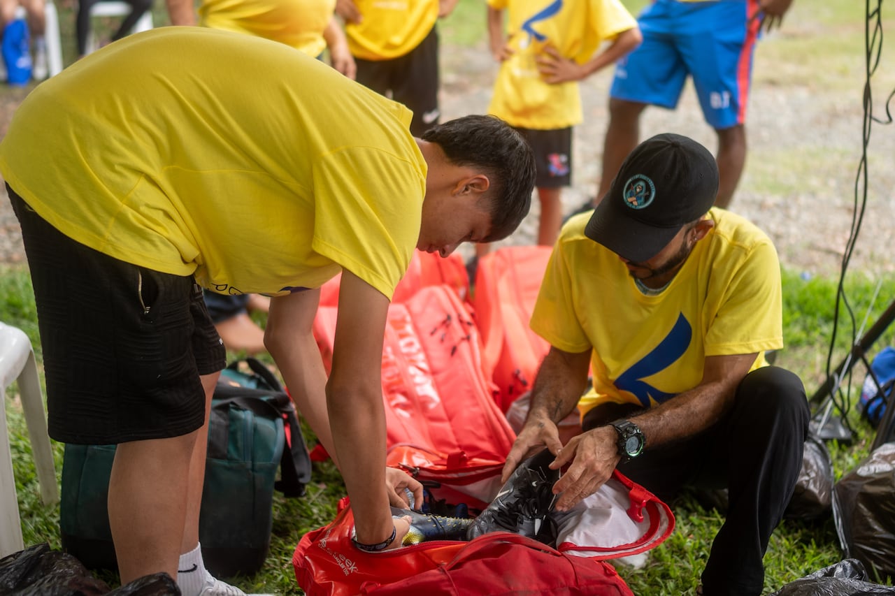 La entrega de los implementos deportivos se llevó a cabo en el sur de la ciudad de Cali.