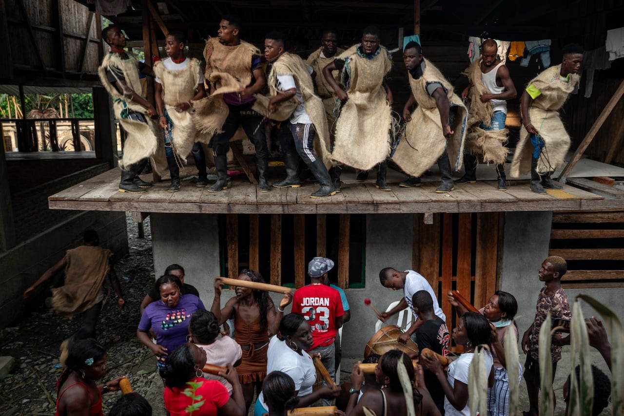 En Juntas, la última comunidad del río Río Yurumanguí, la celebración de los Manacillos se ha transmitido de generación en generación.
Foto: Ever Andrés Mercado / World Press Photo