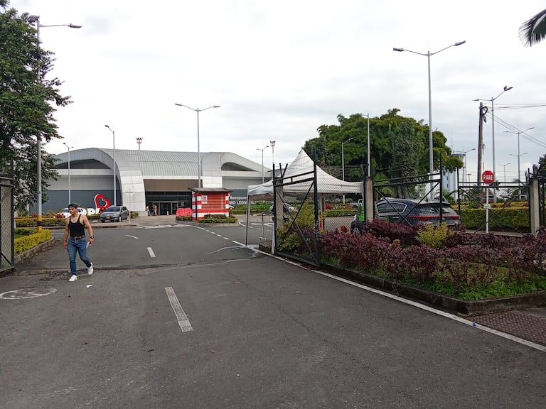 Las operaciones aéreas en el Aeropuerto Guillermo León Valencia de Popayán fueron suspendidas de manera preventiva tras el reporte de presencia de ceniza volcánica en el espacio aéreo de la capital caucana.