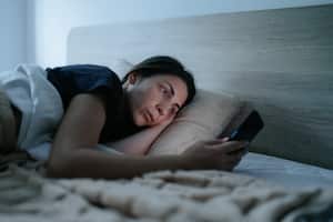 El uso del celular genera una respuesta de dopamina en el cerebro.