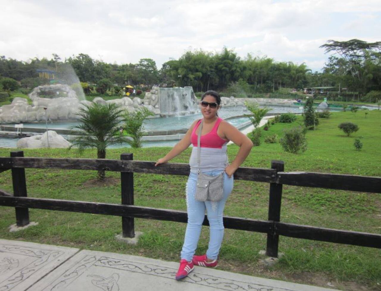 trabajaba como mesera en Puerto Vallarta, Jalisco. En febrero de 2018, fue detenida por posesión ilegal de un arma de fuego y permaneció en prisión preventiva sin sentencia durante siete años bajo cargos de delincuencia organizada.