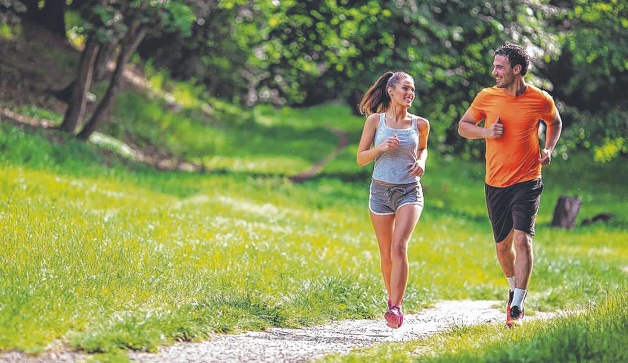 Procurar espacios con la naturaleza y rodearse de personas con las que se tengan vínculos significativos ayuda al bienestar psicológico y, por lo tanto, redunda en una mejor salud mental.