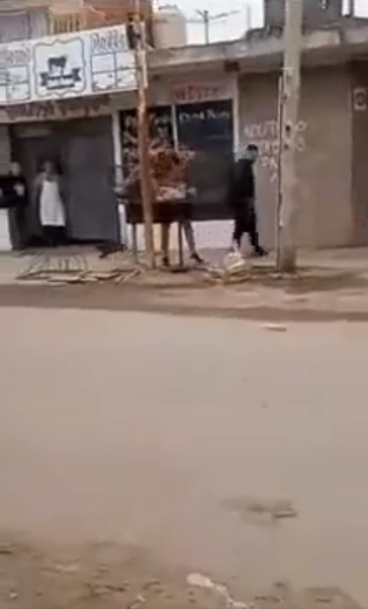 Un ladrón fue agredido y arrojado dentro de un bote de basura en Argentina.