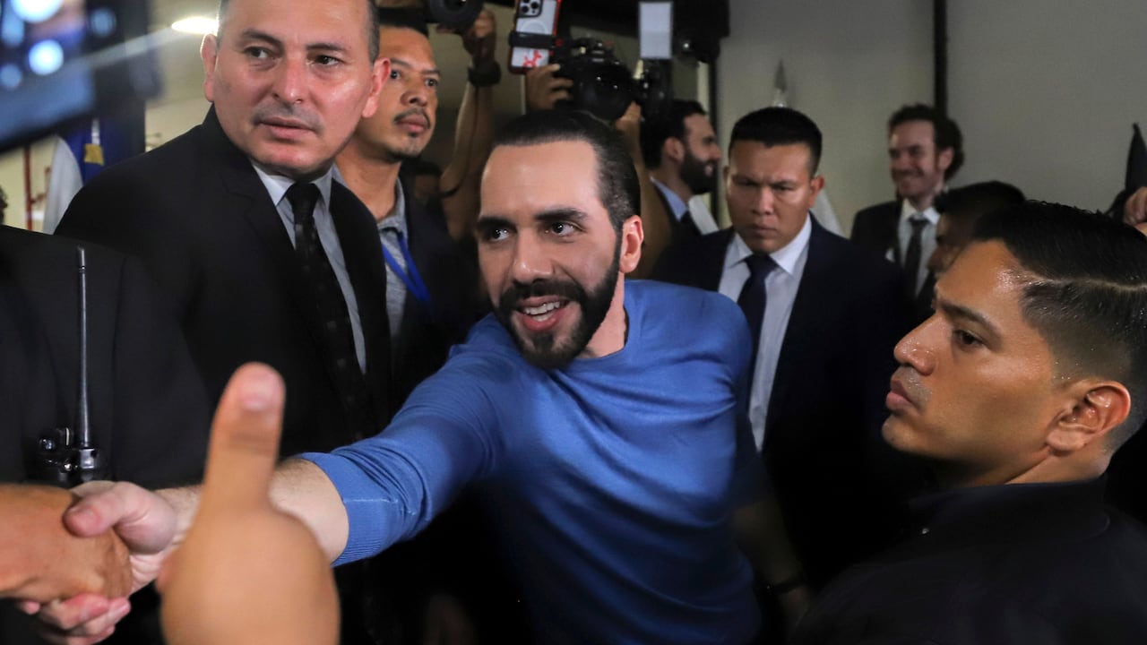 ARCHIVO - El presidente de El Salvador, Nayib Bukele, saluda a seguidores tras presentarse como candidato presidencial del Partido Nuevas Ideas en su campaña de reelección, en San Salvador, El Salvador, el 27 de octubre de 2023. (AP foto/Salvador Melendez, Archivo)