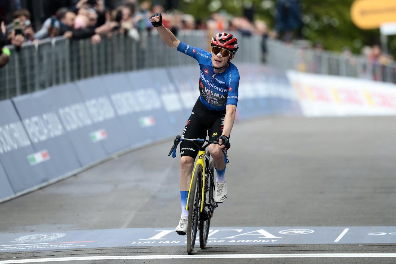El ciclista danés Jonas Vingegaard, del equipo Visma Lease a Bike, con el maillot azul de mejor escalador (Maglia Azzura), cruza la línea de meta para ganar la novena etapa del Giro de Italia 2026, entre Cervia y Corno alle Scale, cerca de Doganaccia, en el centro de Italia, el 17 de mayo de 2026. (Foto de Luca Bettini / AFP)