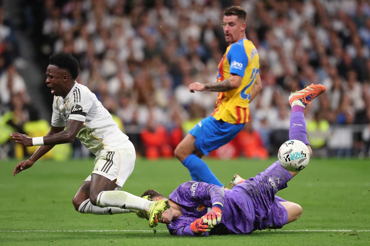 Vinicius Jr. penal ante el Valencia.