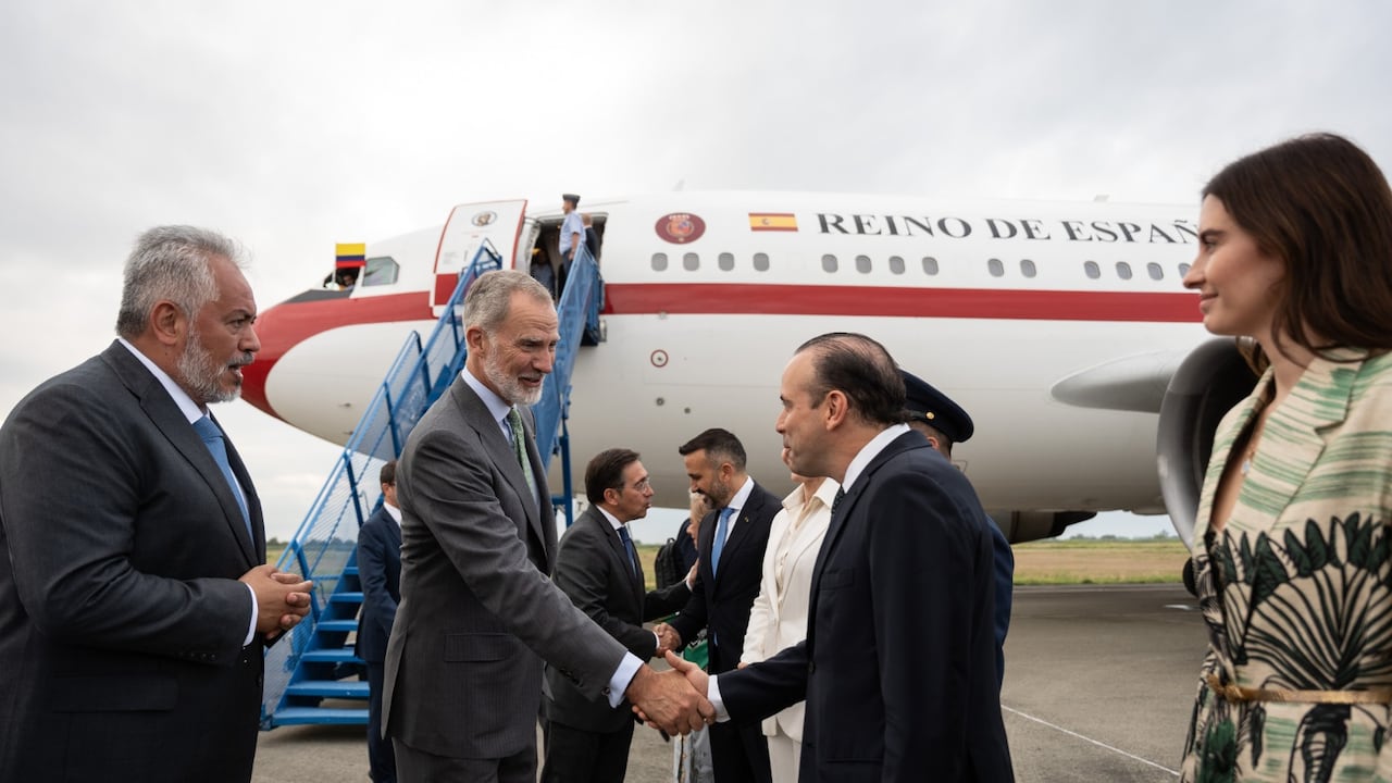 Rey de España Felipe VI, a su llegada a Cali para asistir a la ceremonia de posesión del presidente Abelardo De La Espriella
