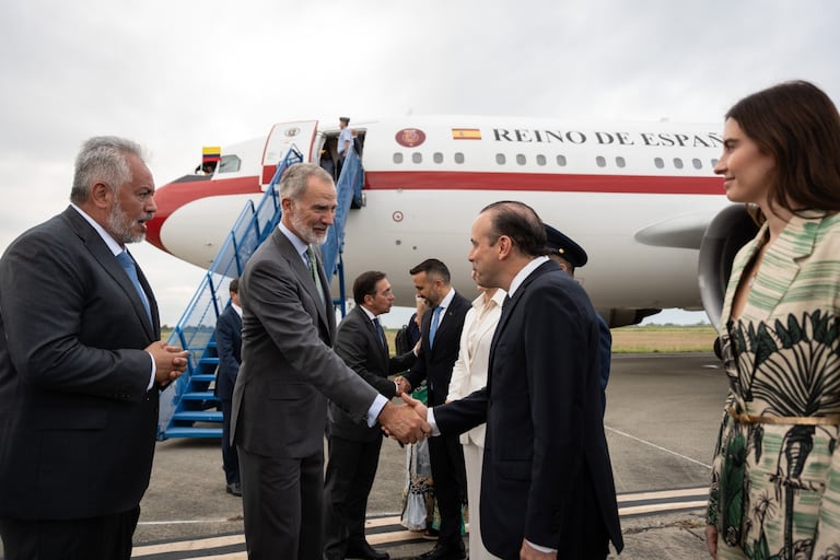Rey de España Felipe VI, a su llegada a Cali para asistir a la ceremonia de posesión del presidente Abelardo De La Espriella