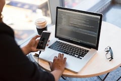 Desarrollar habilidades de comunicación digital y familiarizarse con herramientas como Teams y Slack es esencial, al igual que crear un espacio de trabajo productivo en casa con una buena conexión a Internet y mobiliario adecuado.