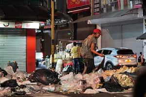 En un recorrido por la zona comercial del centro de Cali, se puede ver la falta de cultura de la gente. Las basuras abundan por todo el sector, negocios mal ubicados, ocupando media calzada, ventas ambulantes y otras situaciones que dejan ver que el centro es tierra de nadie. Foto Jorge Orozco / El País.