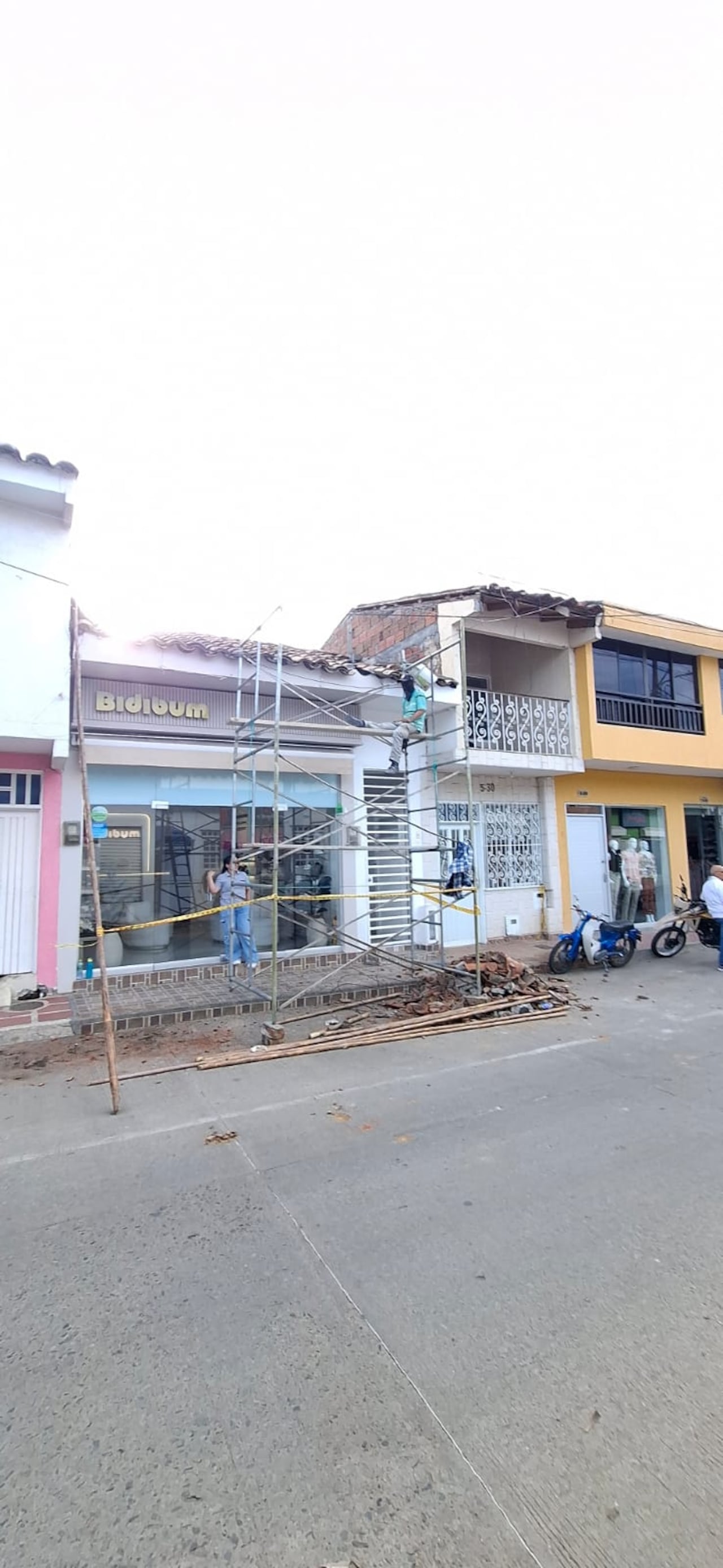 Ante la falta de infraestructura segura para arrendar, se multiplican por el pueblo los letreros de 'nos trasladamos' de los comerciantes que se vieron obligados a operar desde sus propias casas.