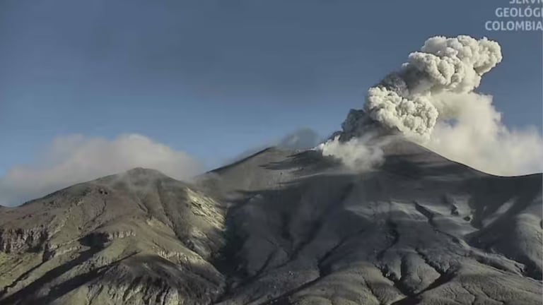 Imagen del volcán Puracé durante una emisión de gases y ceniza en el departamento del Cauca, fenómeno que el Servicio Geológico Colombiano mantiene bajo monitoreo constante dentro del nivel de alerta amarilla.