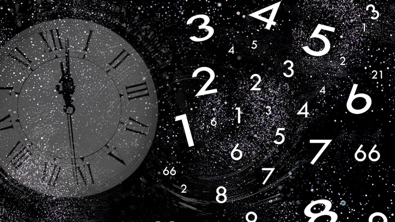 Algunos interpretan la repetición de números como 09:09 como un recordatorio para mantener una mentalidad optimista y confiar en el camino que están siguiendo en la vida.