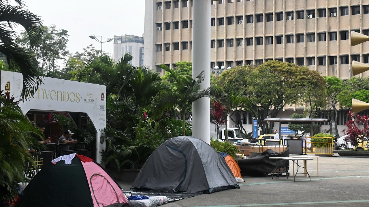 Cali: Protesta de la Minga Indígena Cali en la Plazoleta Jairo Varela. Exigiendo vivienda digna
