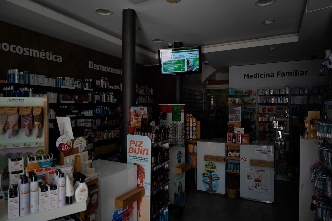 Una imagen muestra una farmacia a oscuras durante un apagón generalizado que afectó a España y Portugal alrededor del mediodía del lunes, cuya causa aún se desconoce, en Lisboa, Portugal, el 28 de abril de 2025.
