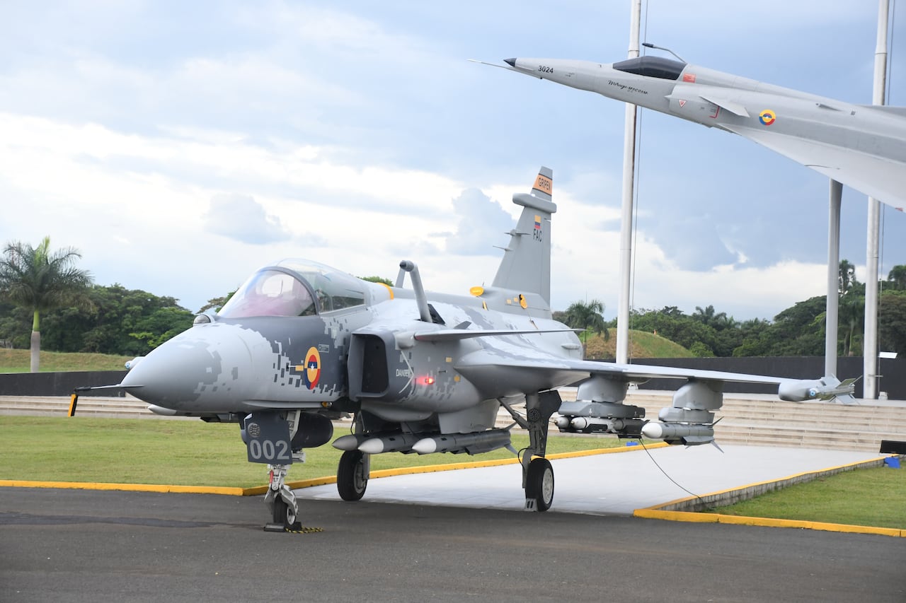 Fuerza Area 106 años, Gustavo Petro firma compra nuevos aviones Gripen. suecos.