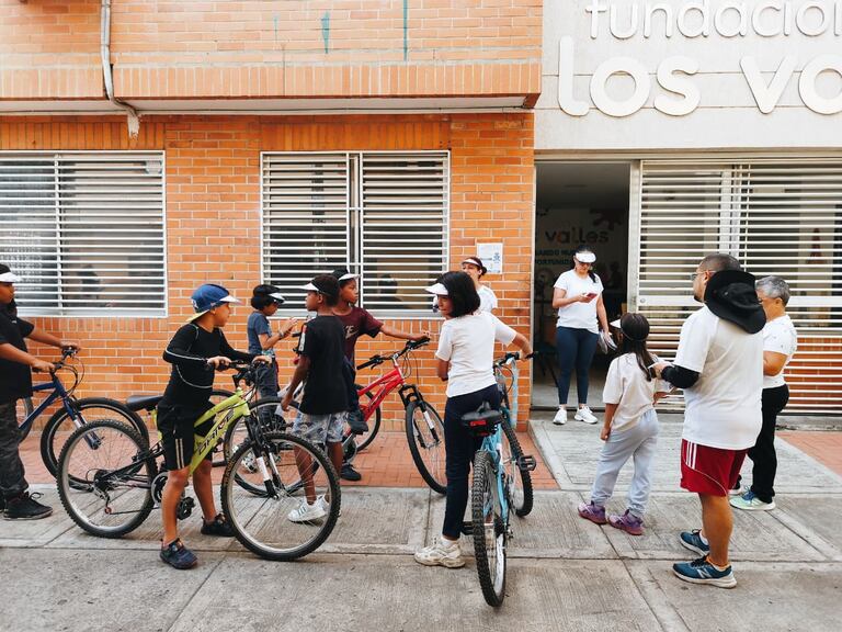 Cada bicicleta entregada simbolizó un contrato de amistad y un compromiso de cuidado y responsabilidad.