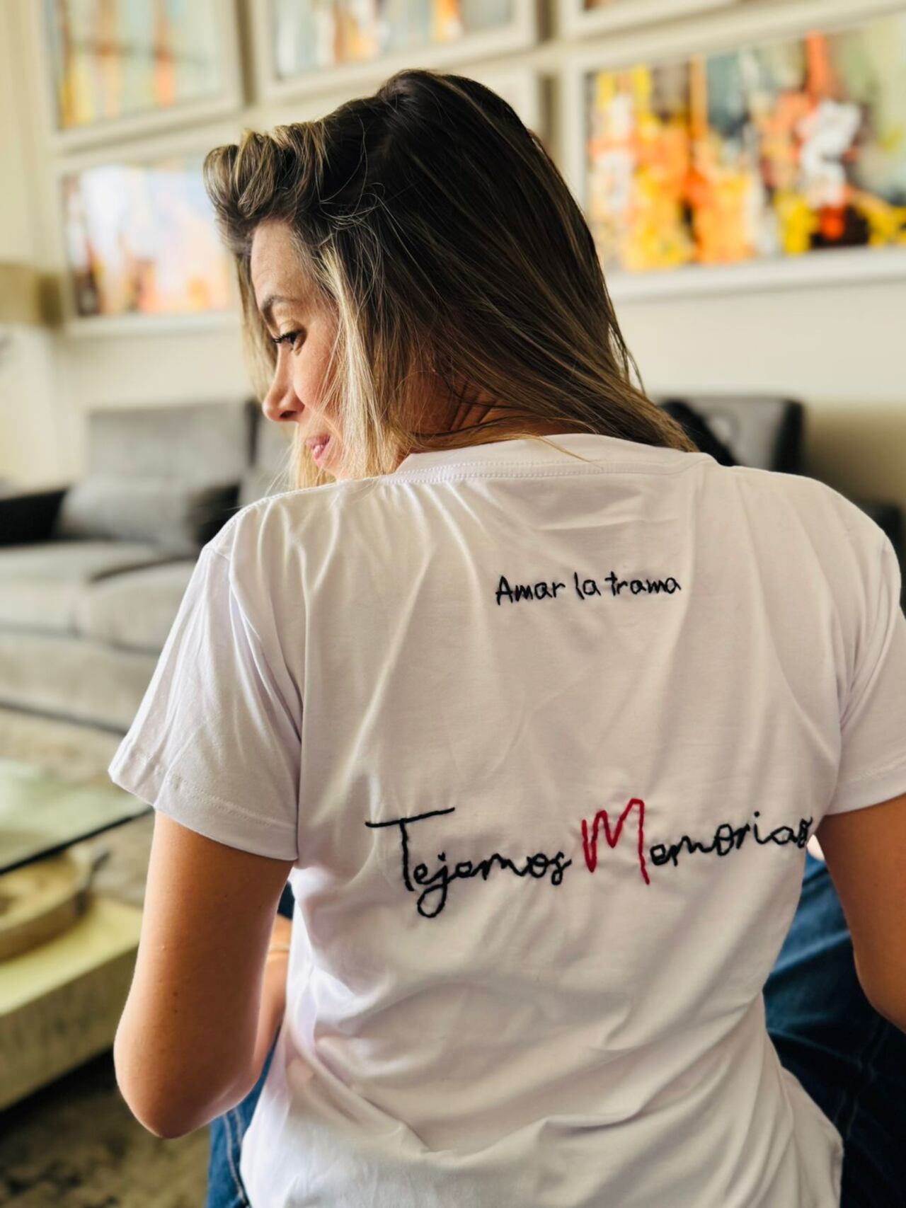 Las prendas intervenidas por mujeres en procesos de reconstrucción emocional integran frases de empoderamiento inspiradas en las canciones de Andrea Botero.