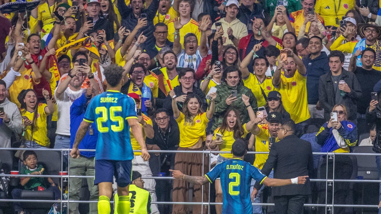 Daniel Muñoz celebra su primer gol en un mundial de fútbol.