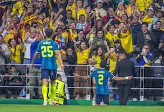 Daniel Muñoz celebra su primer gol en un mundial de fútbol.