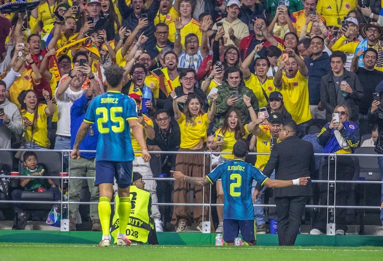 Daniel Muñoz celebra su primer gol en un mundial de fútbol.
