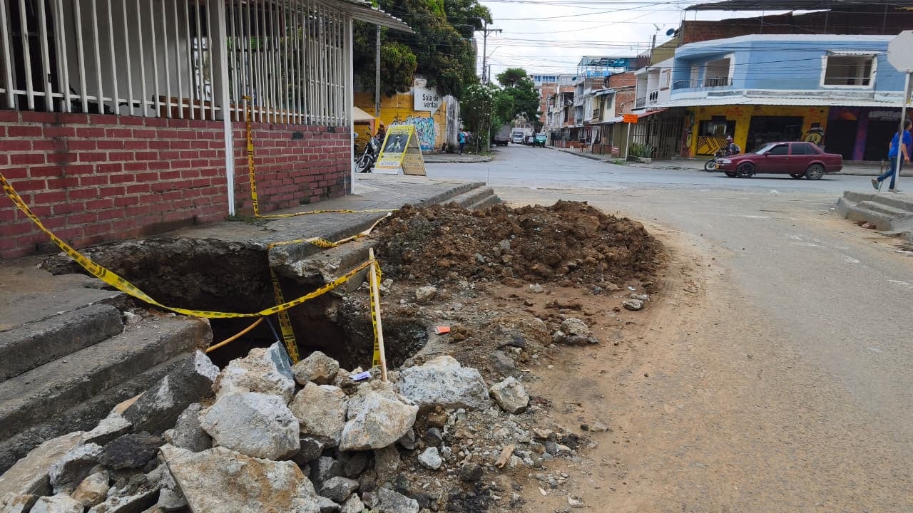 La obra permanece abierta desde el 22 de enero en la Calle 47 N, sin cerramiento ni señalización, lo que interrumpe el paso peatonal en esta esquina del barrio Popular.