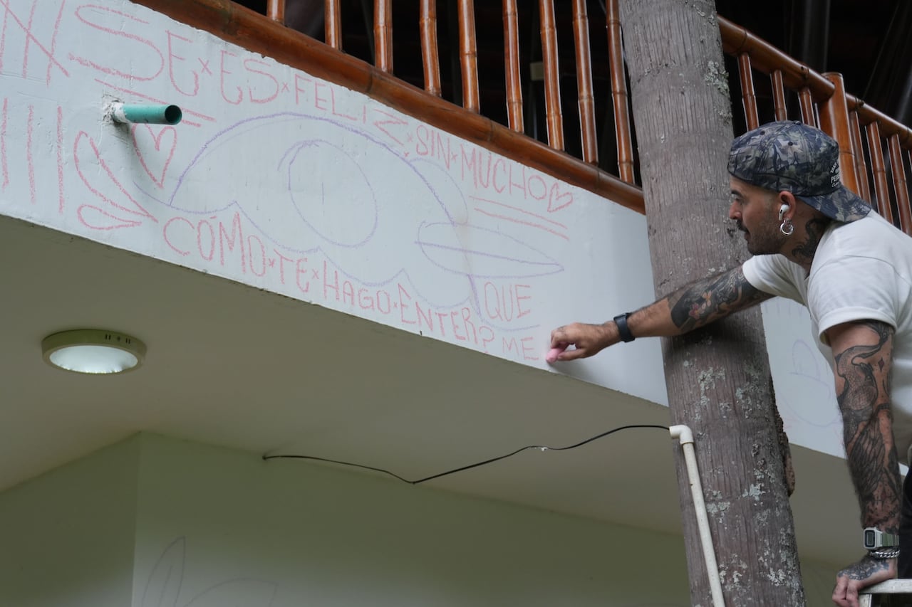 La intervención artística busca que niños y adultos interactúen con el espacio.