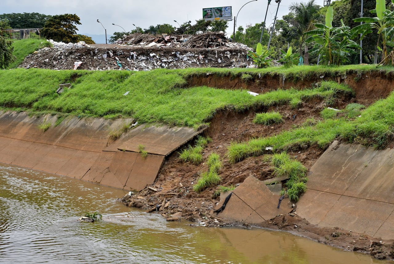 Se daña el Canal de aguas lluvias de la escombrera de la 50. Fotos Raúl Palacios / El Pais.