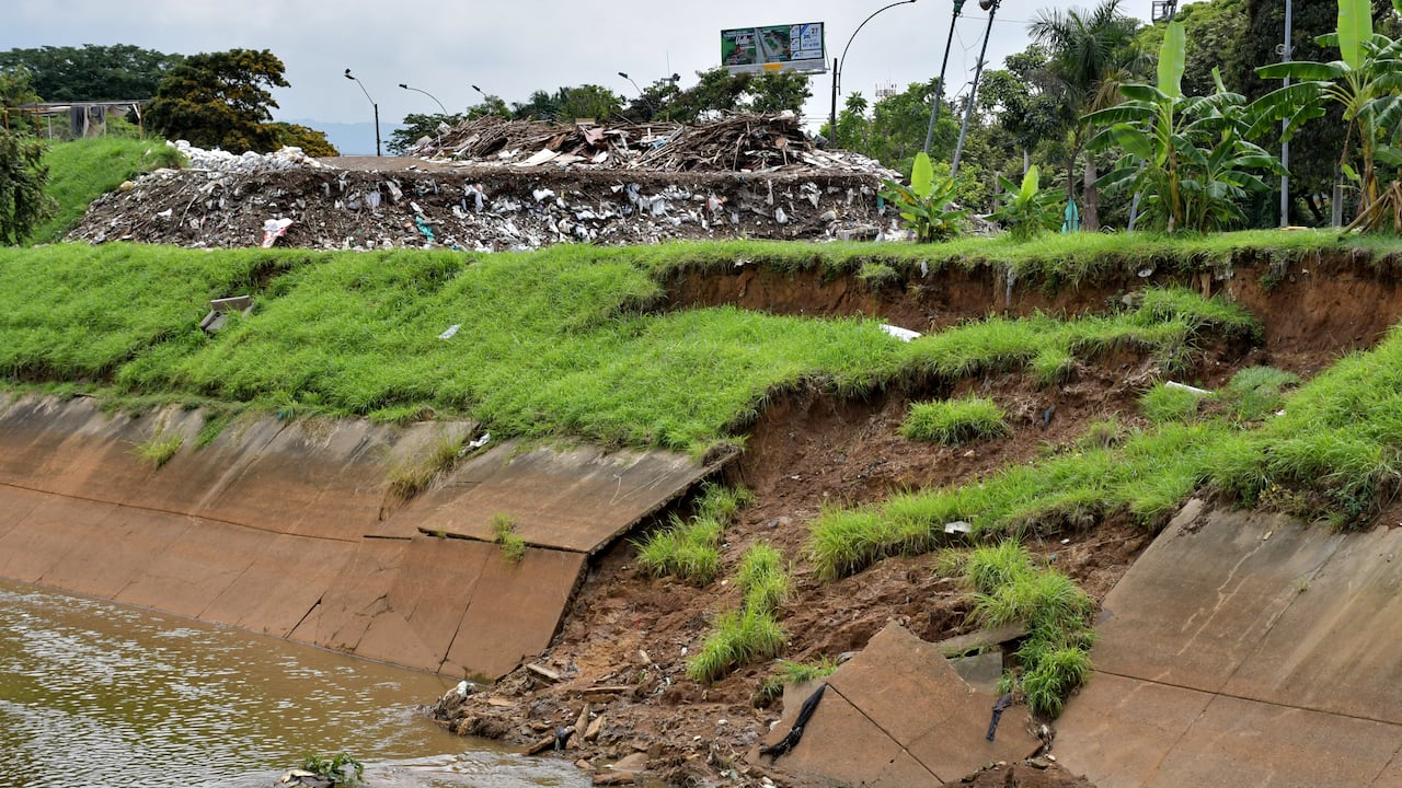 Se daña el Canal de aguas lluvias de la escombrera de la 50. Fotos Raúl Palacios / El Pais.
