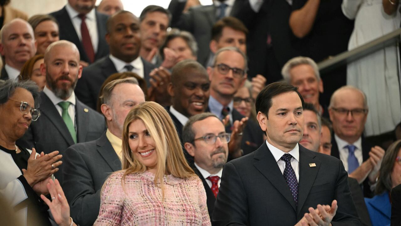 Estados Unidos, Marco Rubio, y su esposa Jeanette Rubio llegan al Departamento de Estado en Washington, DC, el 21 de enero de 2025. El Senado de los Estados Unidos aprobó por unanimidad a Rubio como Secretario de Estado el 20 de enero, colocando al senador en la primera línea de La diplomacia a menudo conflictiva del presidente Donald Trump.
