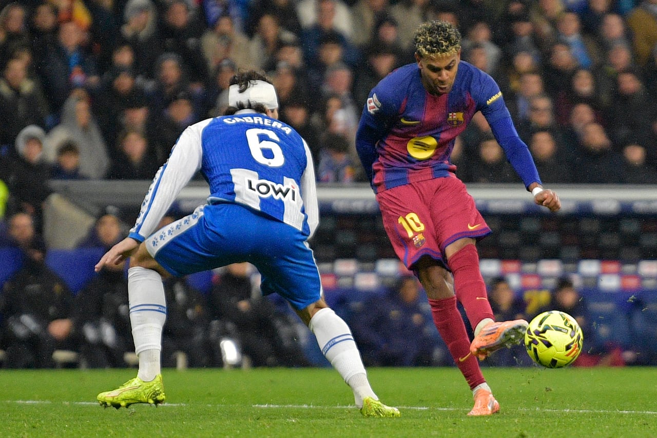 El defensa uruguayo del Espanyol #06 Leandro Cabrera y el delantero español #10 del Barcelona Lamine Yamal luchan por el balón durante el partido de fútbol de la Liga española entre el RCD Espanyol y el FC Barcelona en el Estadio RCDE en Cornella de Llobregat el 3 de enero de 2026. (Foto de MANAURE QUINTERO / AFP)